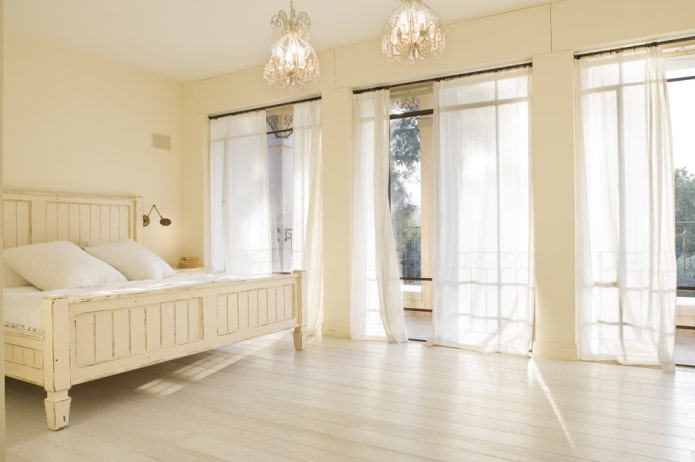 Cortinas en el interior de un dormitorio beige
