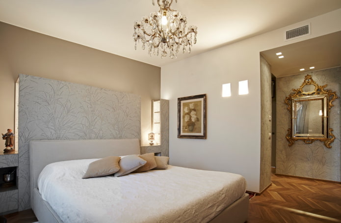 Decoración e iluminación en el interior de un dormitorio beige