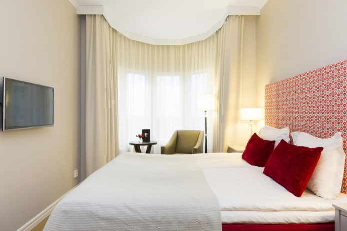 Interior de dormitorio beige con detalles brillantes