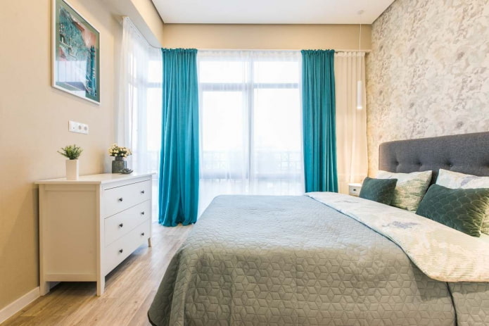 Interior de dormitorio beige con detalles brillantes