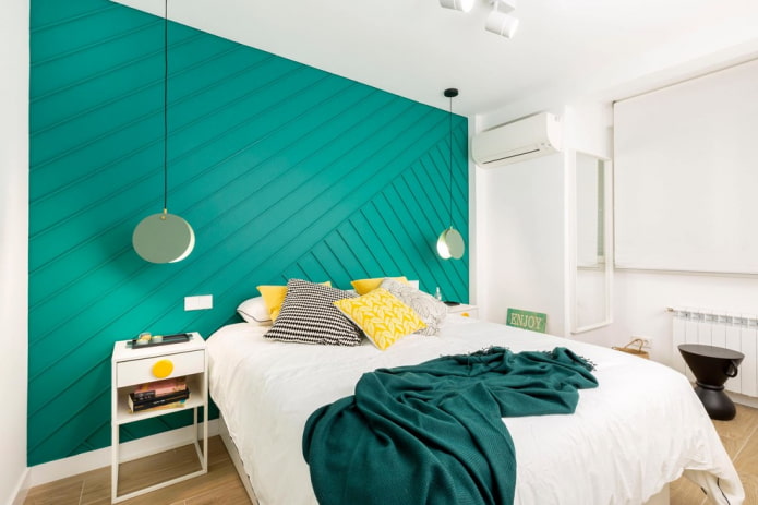 interior de un dormitorio blanco y turquesa