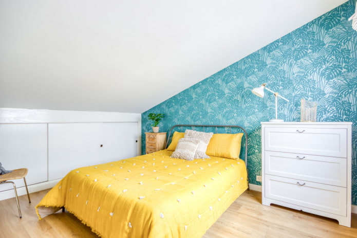 Textiles y decoración en un dormitorio turquesa
