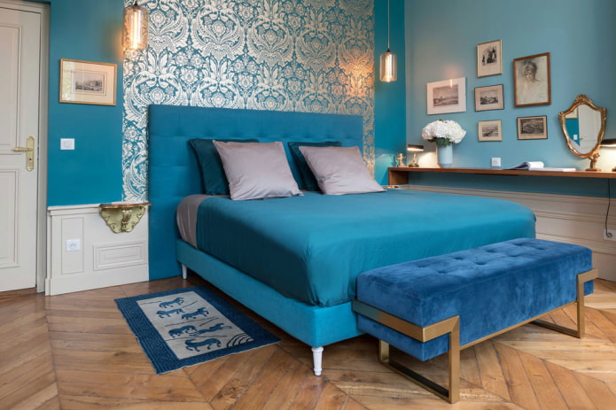 Textiles y decoración en un dormitorio turquesa