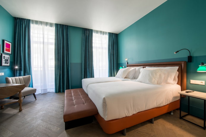 muebles en el interior de un dormitorio turquesa