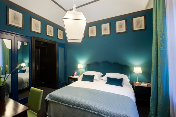 Iluminación en el interior de un dormitorio turquesa