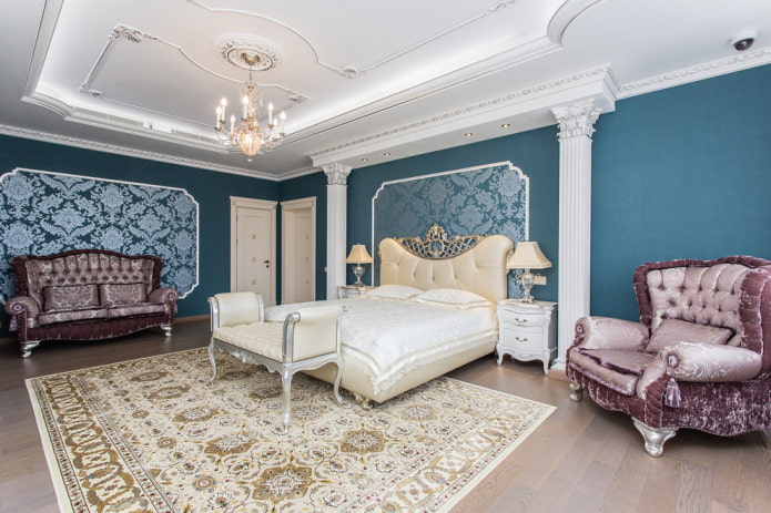 Dormitorio turquesa de estilo clásico