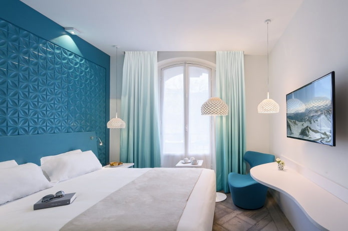 interior de dormitorio blanco y azul
