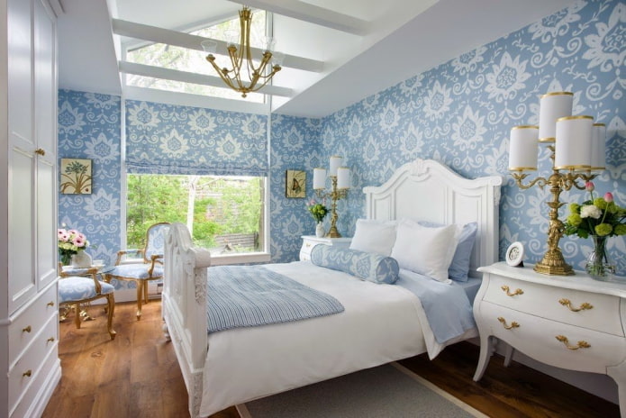 interior de dormitorio blanco y azul