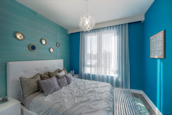 Textiles y decoración en el interior de un dormitorio azul