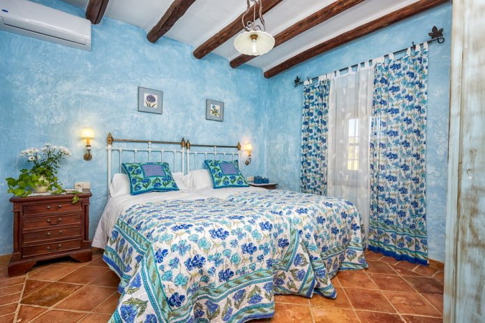 Decoración en el interior de un dormitorio azul