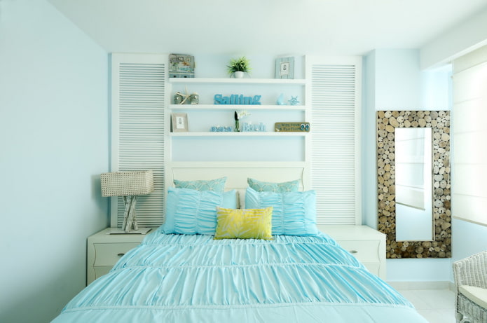 Textiles y decoración en el interior de un dormitorio azul