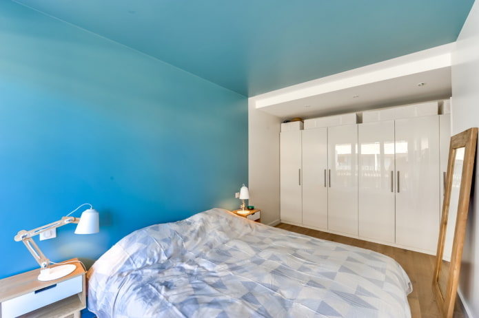 Decoración en el interior de un dormitorio azul