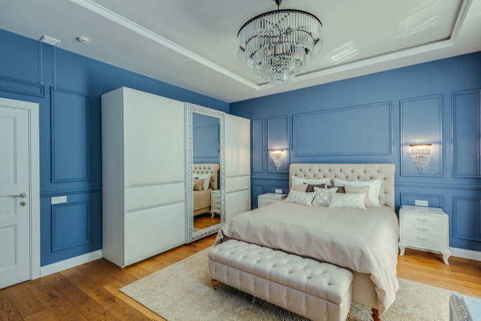 muebles en el interior de un dormitorio azul
