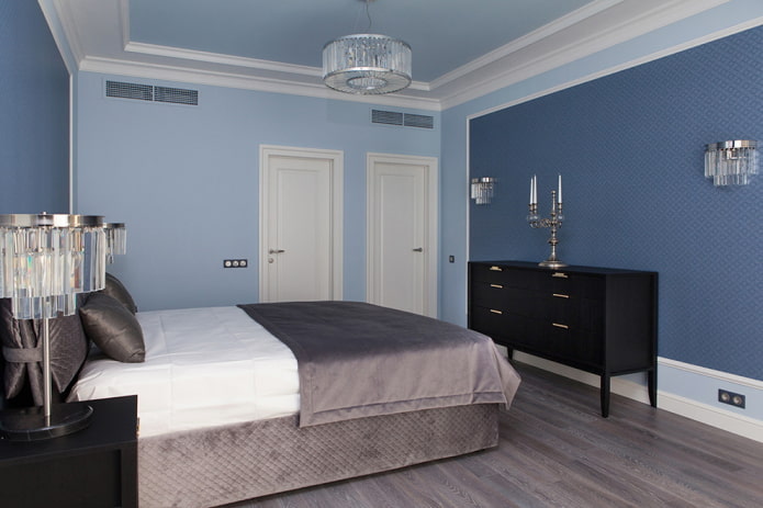 interior del dormitorio en tonos azul y celeste