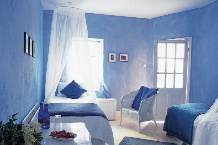 interior del dormitorio en tonos azul y celeste