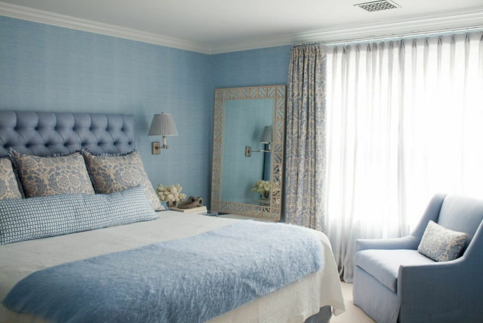 Textiles y decoración en el interior de un dormitorio azul