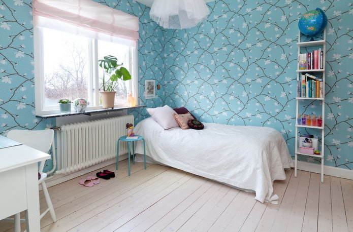 Decoración en el interior de un dormitorio azul