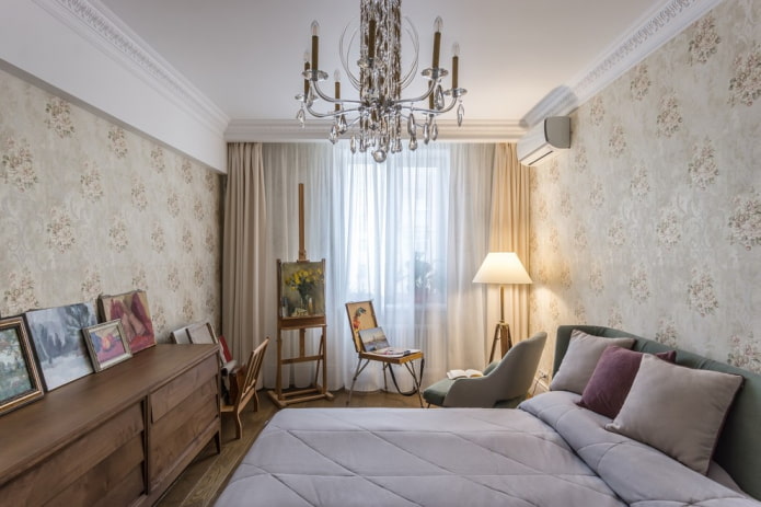 Decoración del techo en el dormitorio de una casa Jruschovka