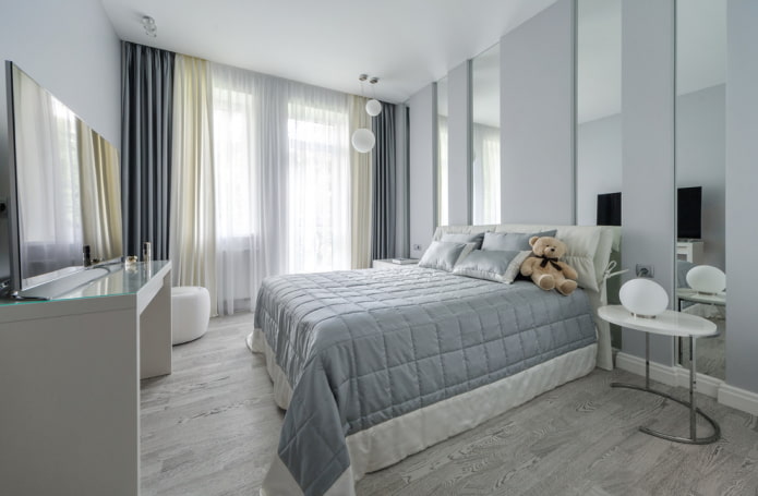 juguete en la ropa de cama