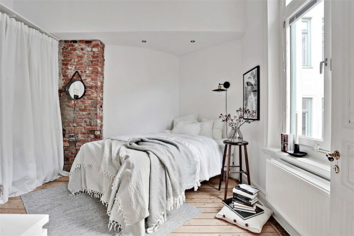 pequeño dormitorio con ventana grande