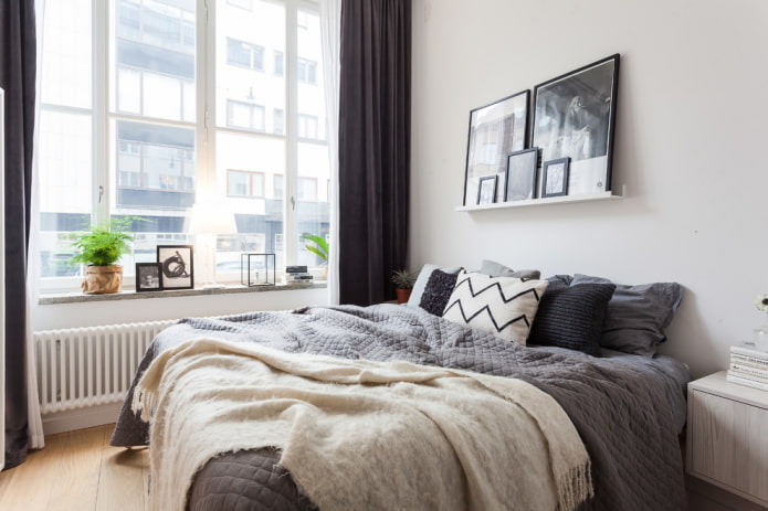 pequeño dormitorio con ventana grande