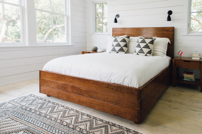 cama de madera en el dormitorio