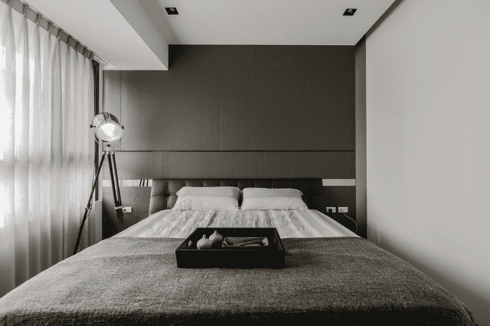 Iluminación en el interior del dormitorio en un estilo minimalista