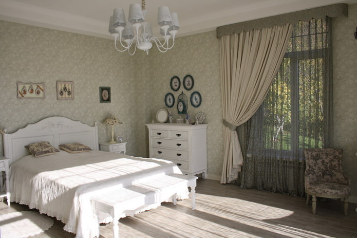 Textiles y decoración en el interior del dormitorio de estilo provenzal