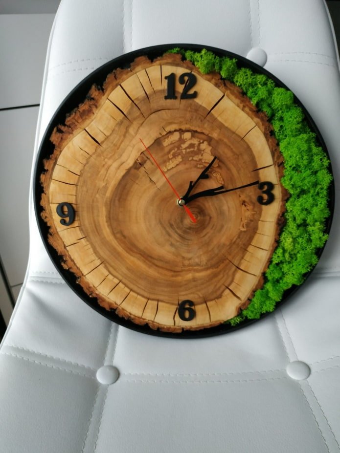 Reloj de madera aserrada