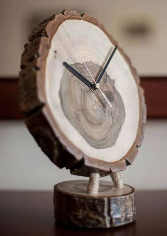 Reloj de mesa de madera aserrada