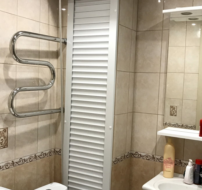 caja con persiana en el baño