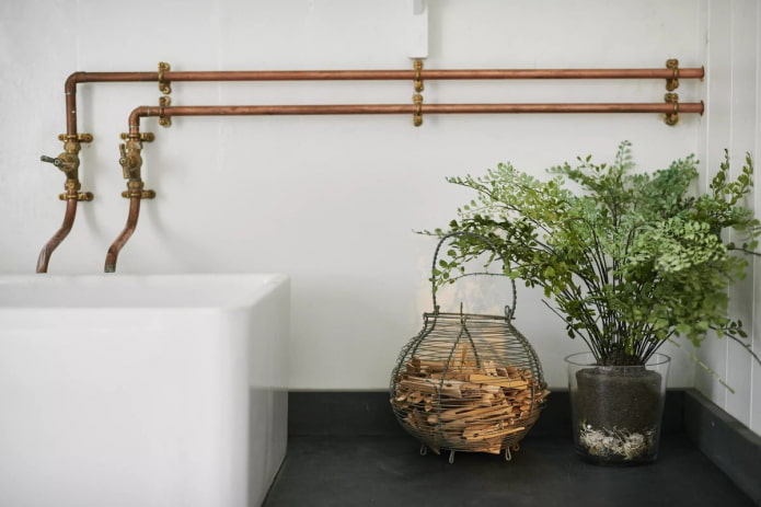 tuberías de cobre en el baño