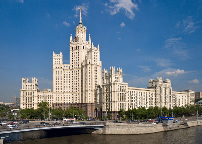 edificio de gran altura en el terraplén de Kotelnicheskaya