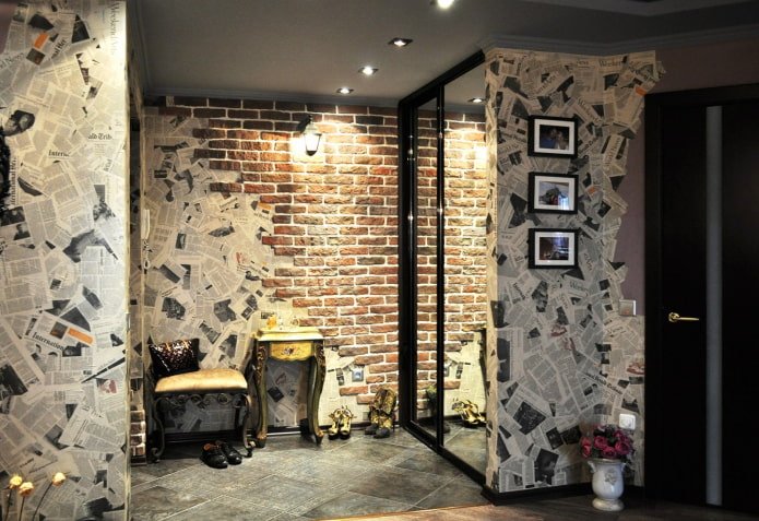papel pintado de periódico en el pasillo de un loft