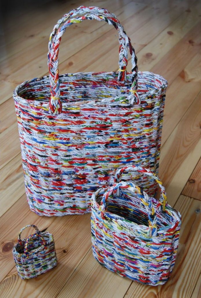 tres bolsas tejidas con tubos de revista
