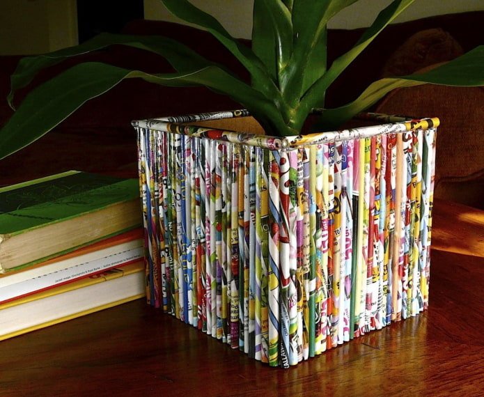 maceta rectangular hecha con tubos de revista