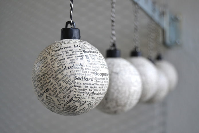 Bolas navideñas de periódico