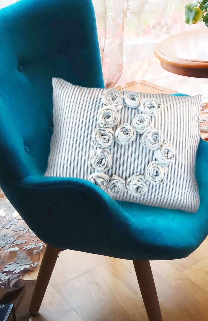Almohada con letras de tela