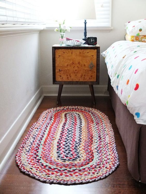 Alfombra casera con sábanas viejas