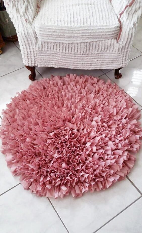 Alfombra con fundas de almohada viejas