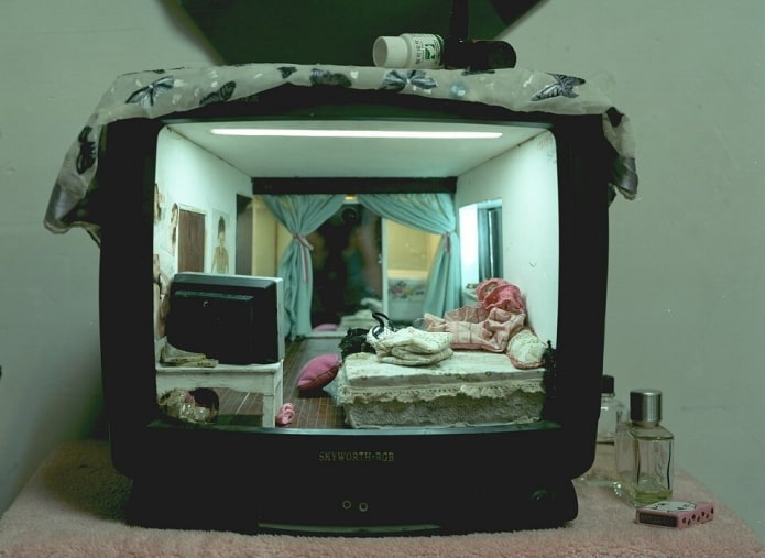 Dormitorio en un televisor