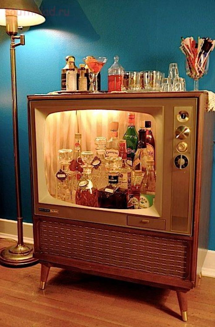 Mini-bar de un televisor retro