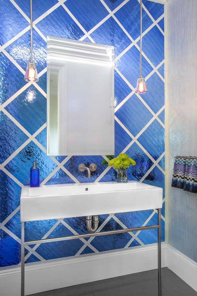 Pared revestida con azulejos de vidrio