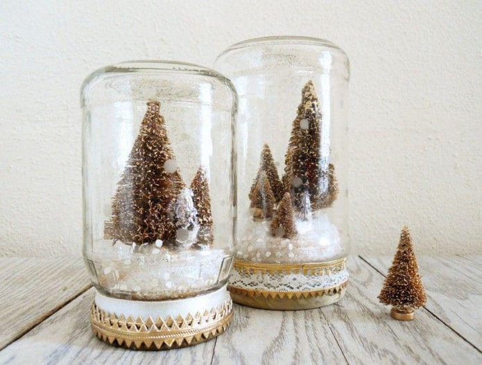 bola de nieve con árbol de Navidad hecha con un tarro