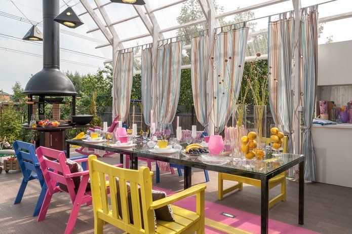 veranda de una casa de campo con una mesa grande