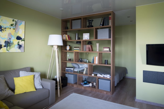 Tabique en forma de estantería en el interior