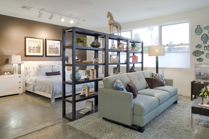Separador en forma de estantería rectangular en el interior