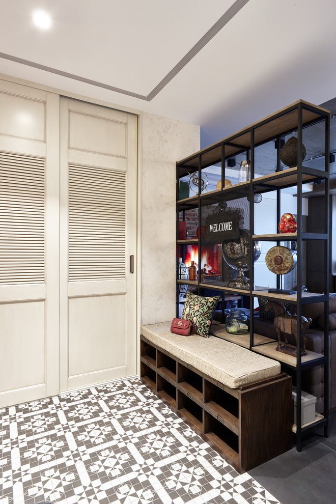 tabique en forma de estante metálico en el interior