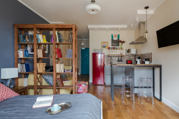 Separador en forma de librería con libros en el interior