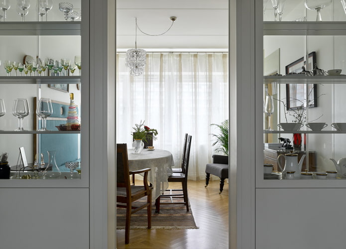 Separador en forma de estante con platos en el interior